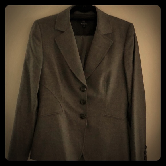 Barely worn Tahari pant suit - Picture 1 of 4